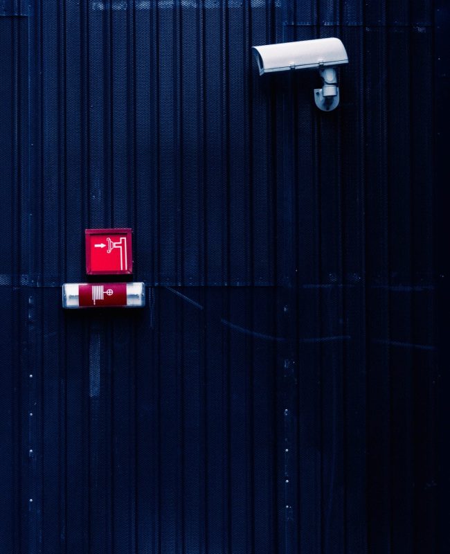audit de sûreté- caméra de surveillance sur la façade d'un bâtiment et dispositif de sécurité